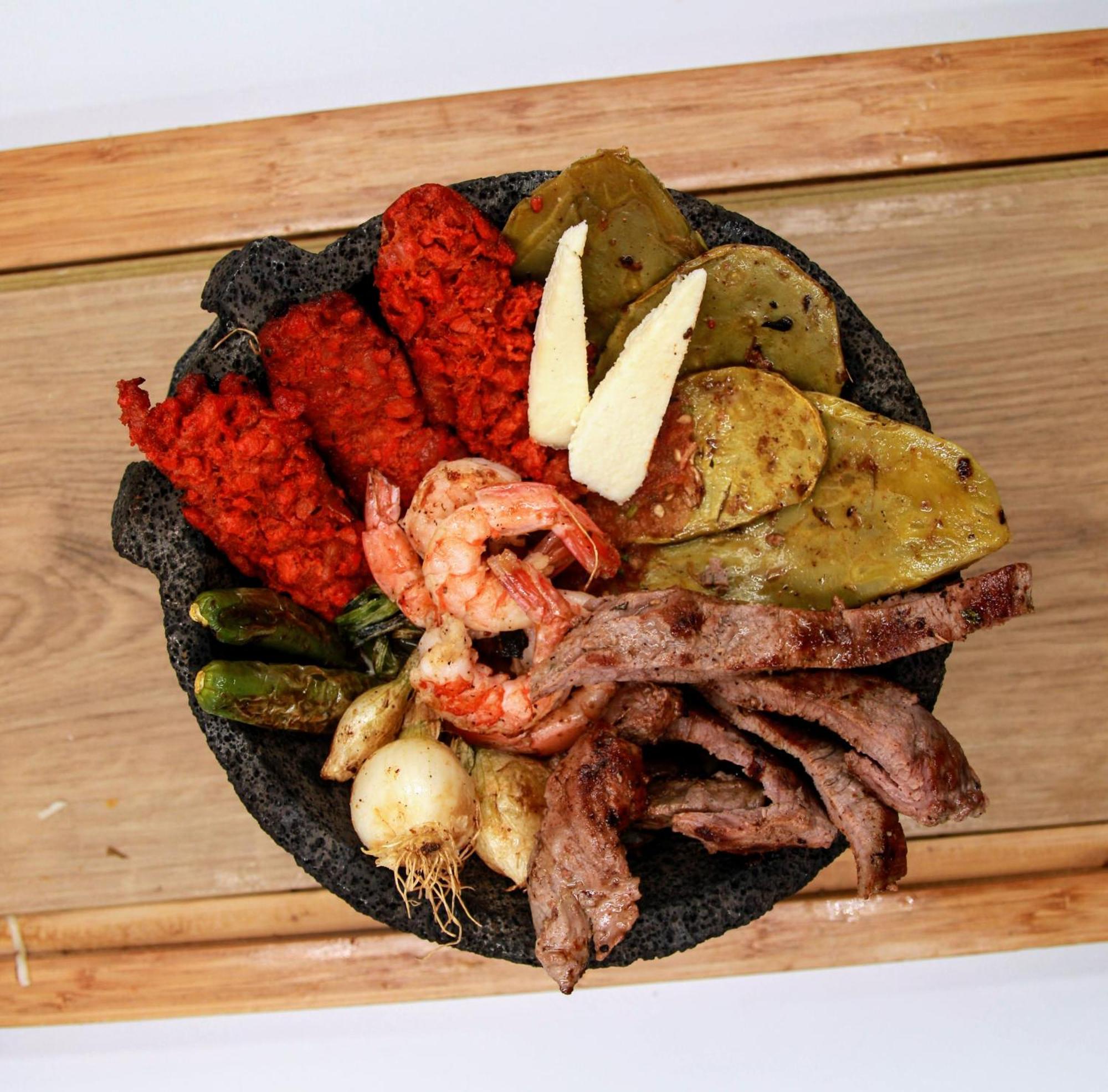 Metria Hotel León Dış mekan fotoğraf A plate of assorted grilled meats