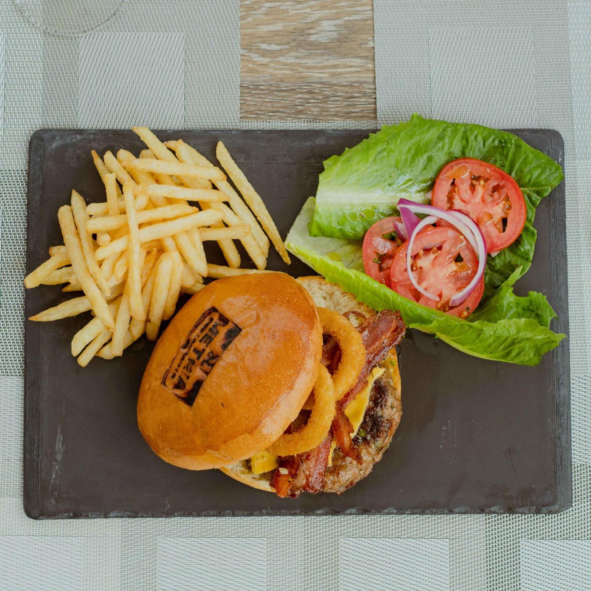 Metria Hotel León Dış mekan fotoğraf A cheeseburger with fries